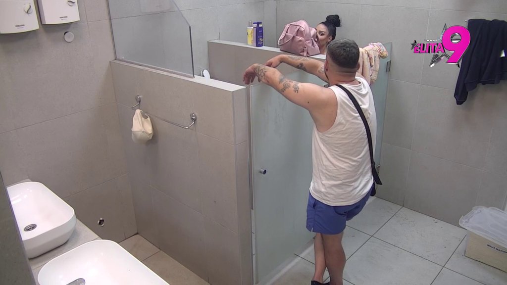 Ne smeta joj?! Asmin uspeo poniženjima da iznudi zagrljaj od Maje, sve vreme je gledao dok se tušira (VIDEO)