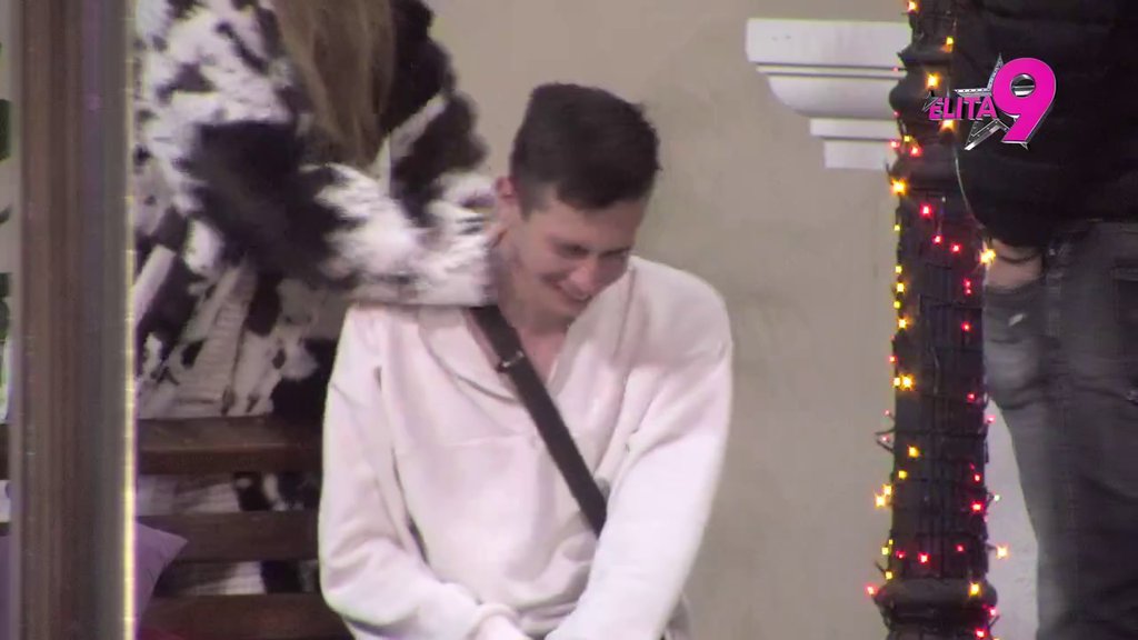 Totalni hit: Nerio se olešio od alkohola, tetka Aneli i Janjuš pokušavaju da ga ožive! (VIDEO)