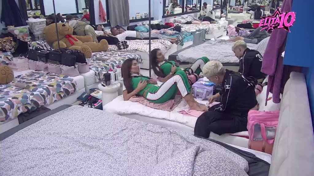 NEMA ŠTA JOJ NIJE SREDIO! Sanja ponovo pokazala kako se uživa: Pronašla ličnog majstora za lepotu, Uroš preuzeo kompletan tretman nogu (VIDEO)