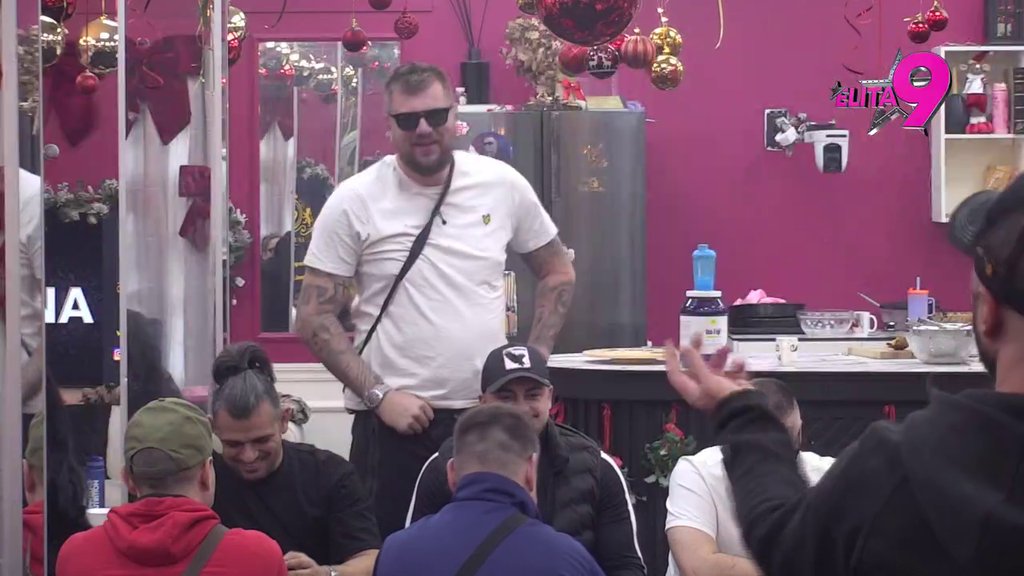 POKLONI SU VAM VEOMA TANKI: Janjuš kao nikad do sada potkačio Anitu, pa se obratio Janjušu: Umesto da uživaš sa devojkom, bacao si moje slike sa mosta! (VIDEO)