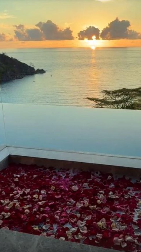 POSLE DVA RAZVODA ZBOG NJEGOVOG POROKA, OPET ZAJEDNO NA LUKS ODMORU: Romantični gestovi, ruže i more, a ona jasno stavila do znanja: Čaša vina samo za mene