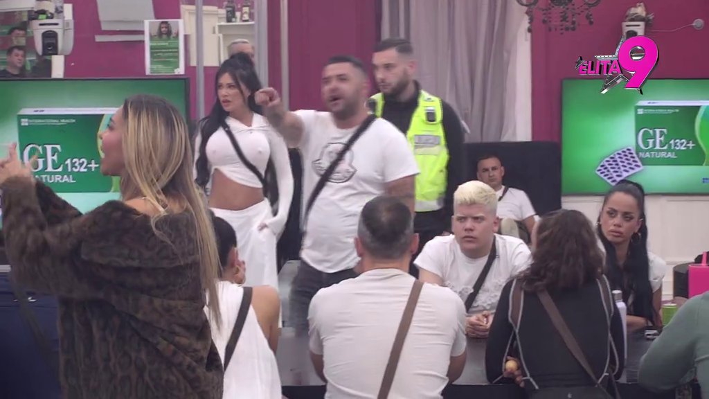 BES, SUZE i BRUTALNE REČI! Stanija i Aneli se udružile pa Asmina rastavile na sitne komade: Mogu da te kupim sa sve gaćama (VIDEO)