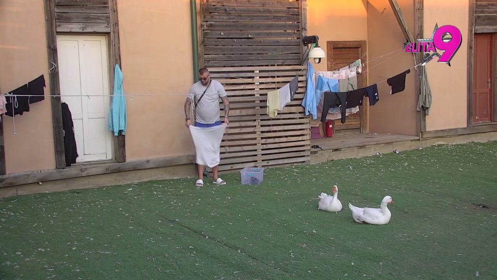 Milenina veš mašina 'ugašena'! Janjušević pored svih bivših i budućih devojaka SAM PROSTIRE VEŠ! Evo kako se snašao! (VIDEO)