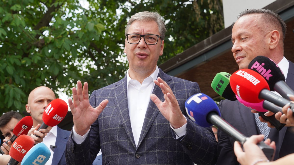 KANDILO KOJE SE NIJE GASILO GODINU I PO DANA Progon jedne porodice i kako je Vučić posle svega uzeo u zaštitu decu onih koji su NJEGOVU SATANIZOVALI
