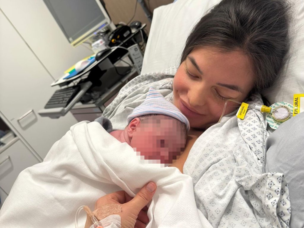 Dino Dizdarević izveo ženu iz porodilišta! Drži prvog sina za ruku, emotivni kadrovi raznežili sve na mrežama (FOTO+VIDEO)