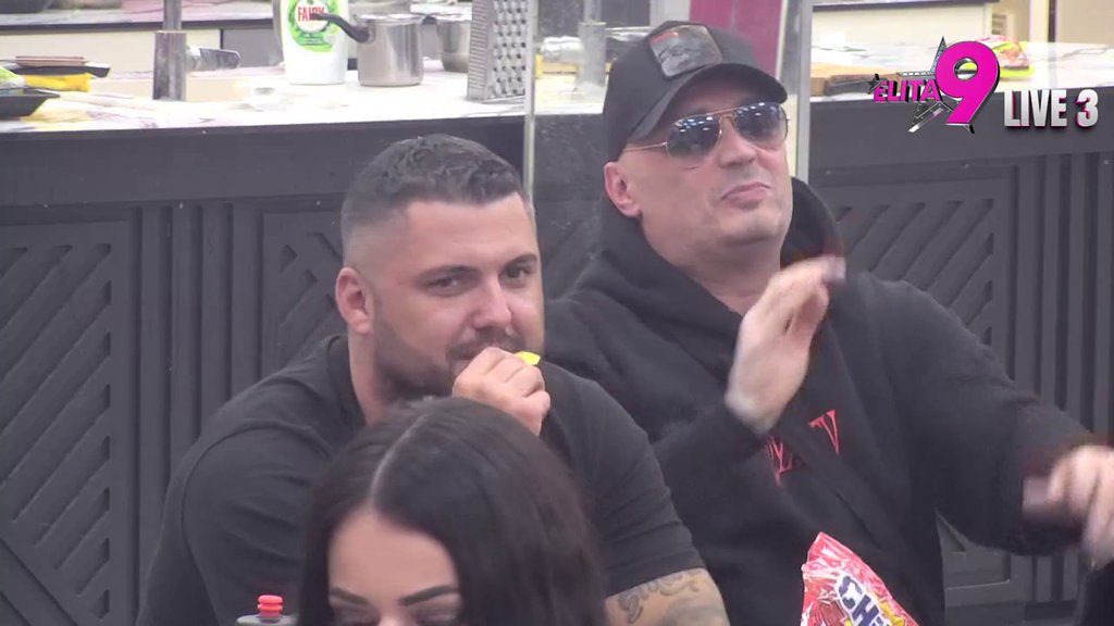 NE MOGU DA SAKRIJU VARNICE! Maja i Asmin razmenjuju poglede koji govore više od reči (VIDEO)