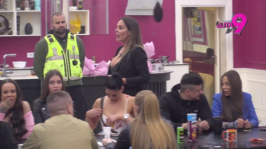 Mama sinu pokazuje k*tu... Rat do istrebljenja Kačavende i Asmina ne jenjava, ona zbog ovih reči najavila HAOS (VIDEO)