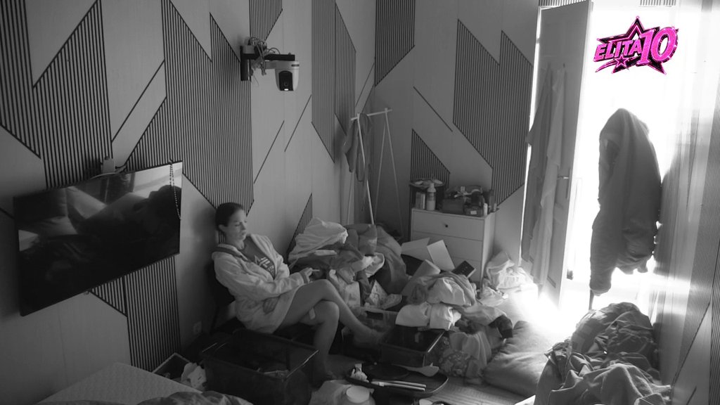 Sad ću da sedim i da se družim sa vama: Laura uletela u rehab i napravila haos Caru, Kristina od muke napustila njegove odaje! (VIDEO)