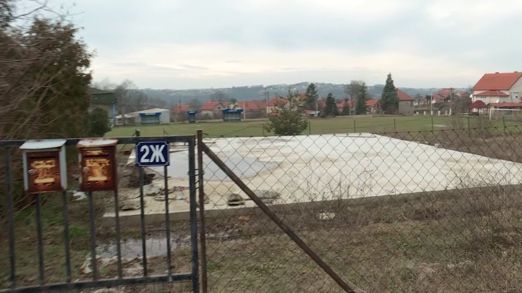 PLANIRALI SU DA NAPRAVE VRTIĆ ZA PSE: Sestra Bore Santane otkrila sve o njegovim propalim planovima sa Milicom, pa pokazala plac koji Kemezova procenjuje na STO HILJADA EVRA! (VIDEO)