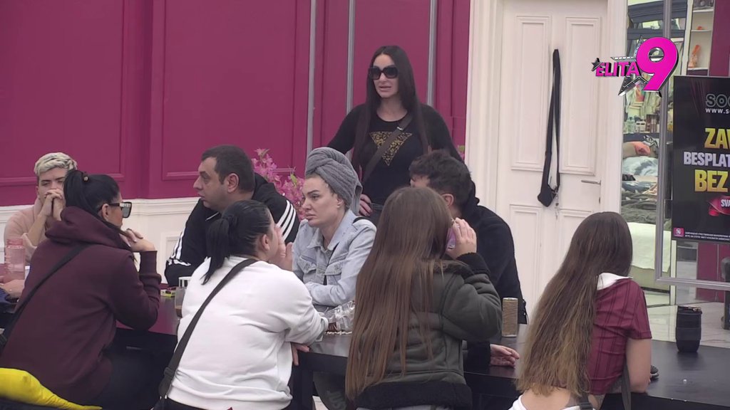 POKUŠAVA DA OGADI ASMINA MAJI?! Aneli šokirala svojom izjavom, istakla da Durdžić pokušava da joj se PRIBLIŽI kad učesnici ne gledaju! (VIDEO)