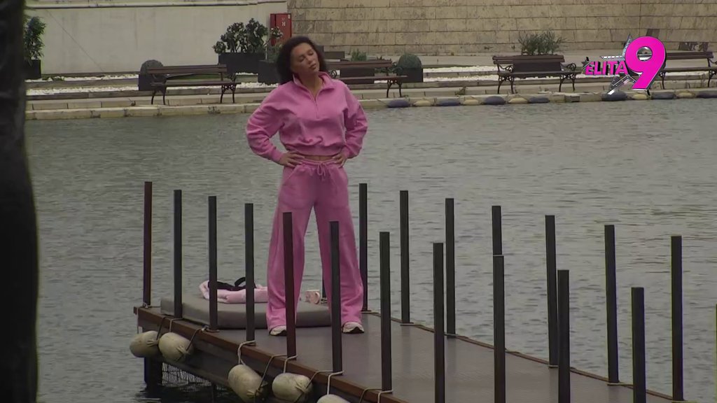 Sad može samo da gleda... Stanija stala tik ispred Asmina, pa počela da se rasteže, on se pravi SLEP! (VIDEO)