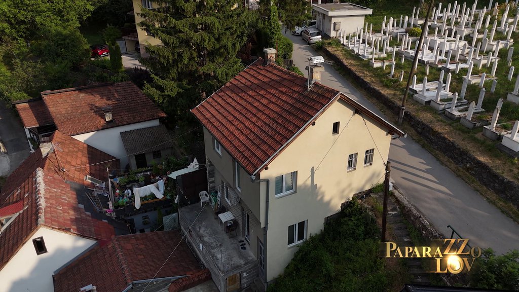 EVO KAKO IZGLEDA KUĆA ANELI AHMIĆ U ALIFAKOVCU: Nalazi se tik pored groblja, svuda ZASTRAŠUJUĆE skulpture, a ovako KOMŠIJE govore o njoj i njenoj porodici... (FOTO)