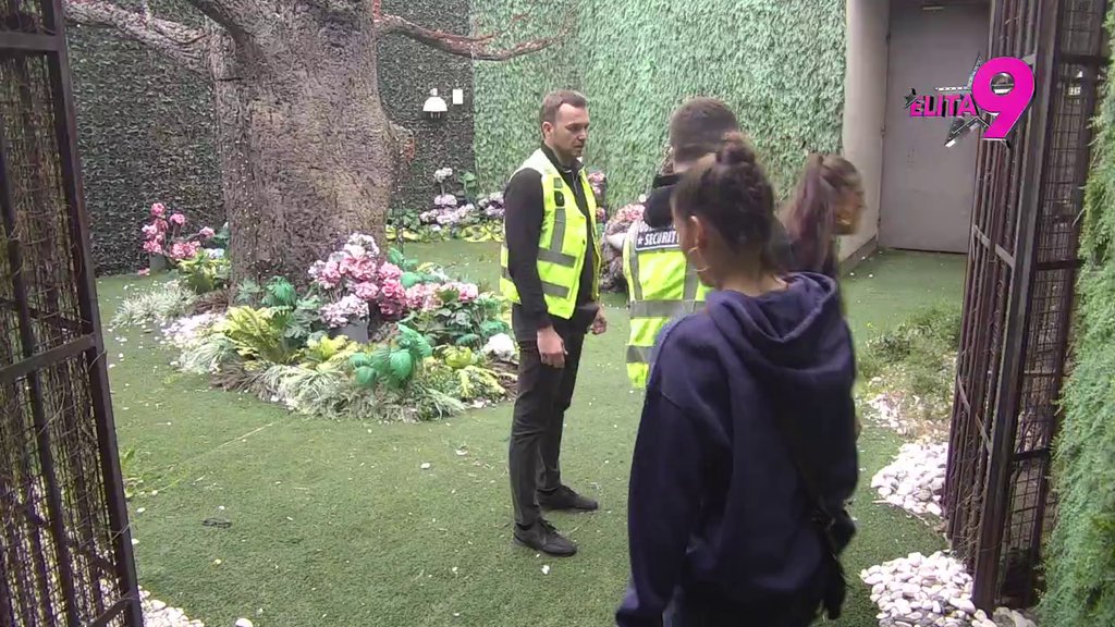 OBEZBEĐENJE ODMAH ULETELO! Anastasija ističe da ne može da izdrži, ali se zato penje kao puma, zbog Bore pokušala da pobegne (VIDEO)