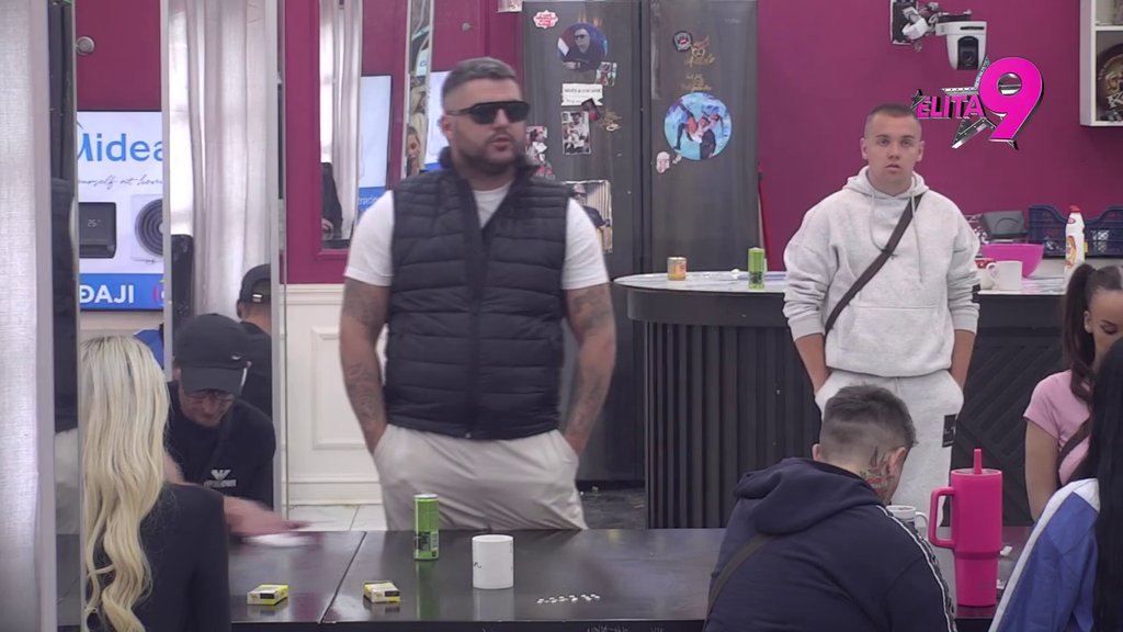 DA SU MI MAMA I TATA DOŠLI... Asmin rešio da Maju brani od svih! Stavio je na sam vrh liste najvećih prioriteta, učesnicima popadale vilice od šoka! (VIDEO)