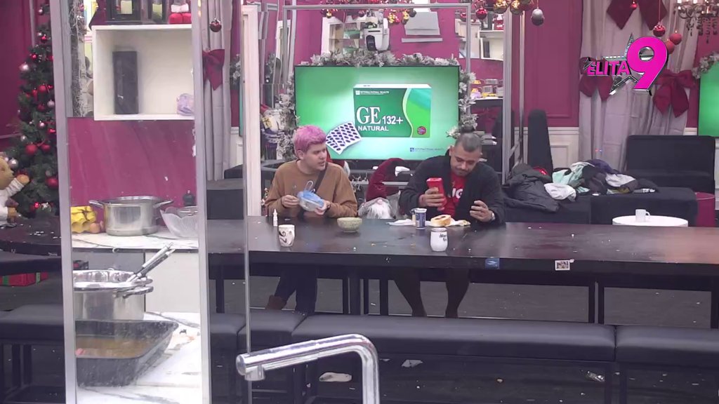 Nastavlja gde je stao: Bora opleo po Aniti i Luku, čim je otvorio oči! (VIDEO)