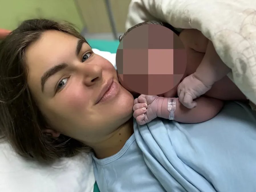 Bivša učesnica ZADRUGE rodila peto dete: Odmah se oglasila iz porodilišta i pokazala BEBU! (FOTO)