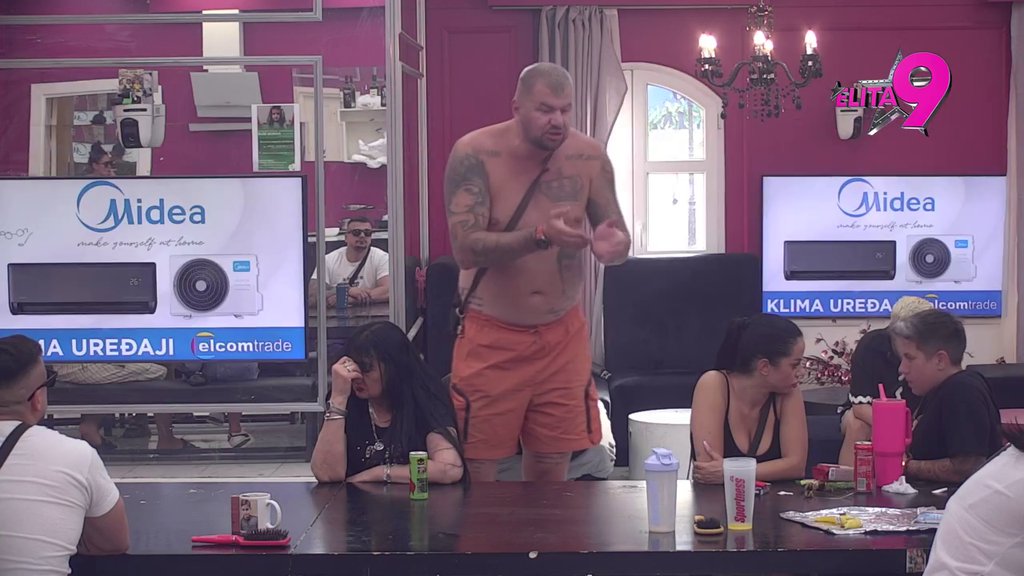 IMAJU JEDANAEST STANOVA I DVE KUĆE: Kačavenda odgovorila na Janjuševe prozivke da nije obezbedila svoju decu, pa otkrila da su oni obezbeđeni do petog kolena! (VIDEO)