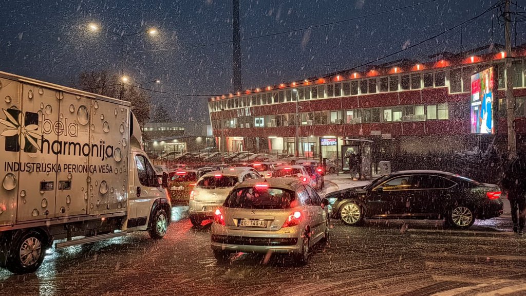 AKO NE MORATE, NE IZLAZITE IZ KUĆE! Kolaps na ulicama Beograda, kod Marakane sve stoji! (VIDEO+FOTO)