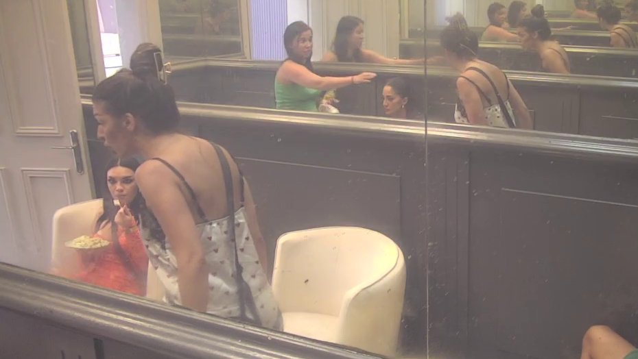 Ena Čolić dobila napad ljubomore: Iz petnih žila zaurlala na Peju jer sedi pored Anđele, pa nju pokušala da isprovocira! (VIDEO)