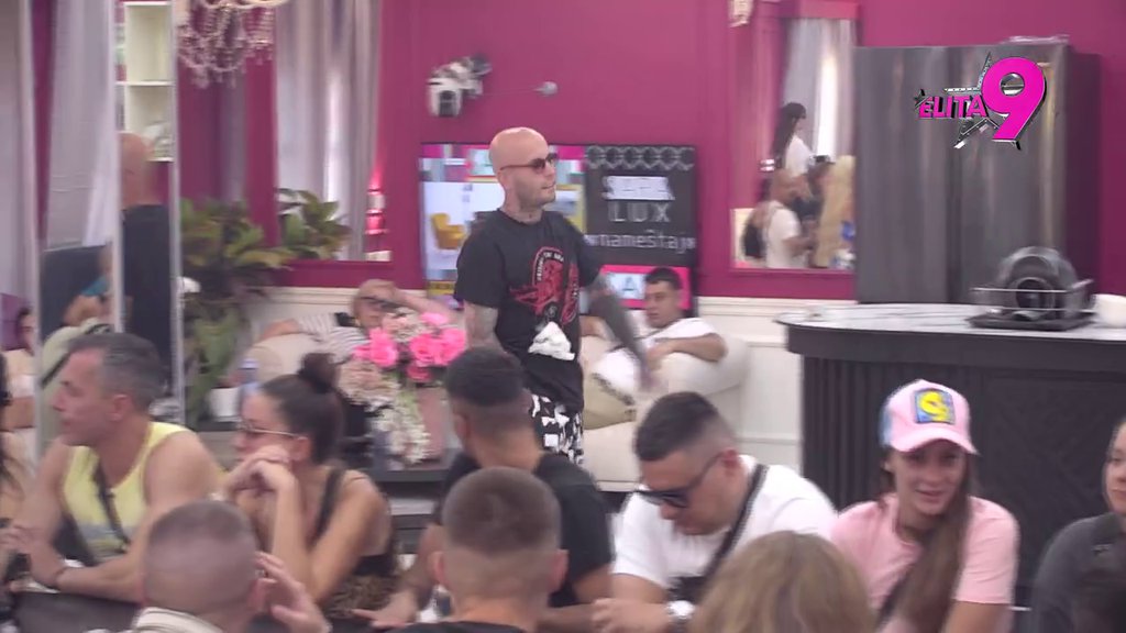 Bebica ponižava nas nove, a zaboravlja čija je bio PRIKOLICA: Sara vratila Macanovića na fabrička podešavanja, Anastasija ga dokusurila: Kada ti komentarišeš, MENI SE POVRAĆA (VIDEO)