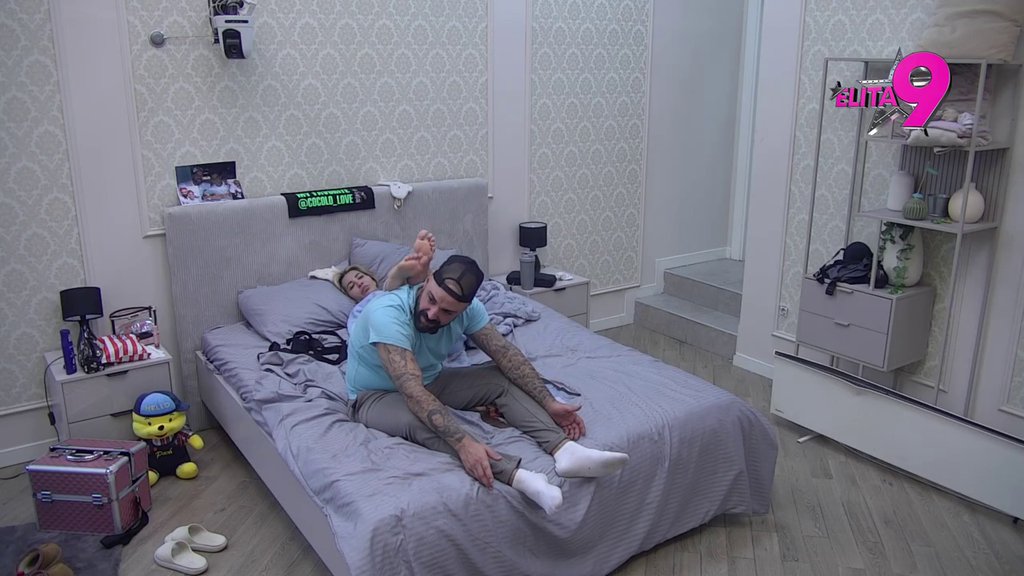 Nek samo pucne prstima: Aneli nagurala Luki stopala pod nos, on ih sa oduševljenjem izljubio (VIDEO)