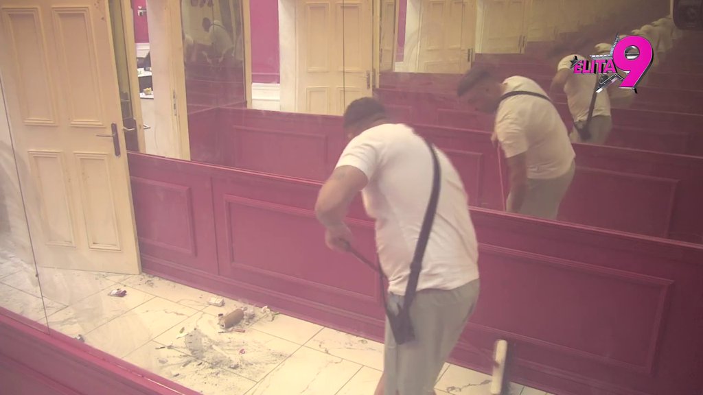 Radna akcija: Alibaba zasukao rukave i bacio se na ozbiljan posao, od svih žena u kući metla je u njegovim rukama! (VIDEO)