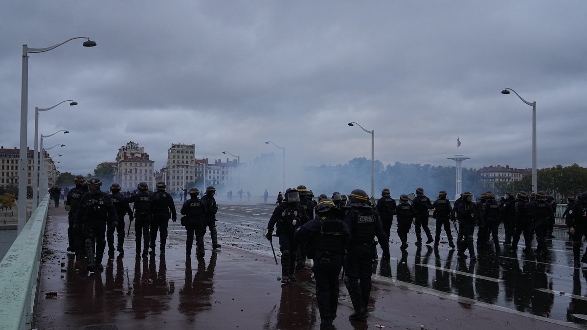 Haos u Francuskoj: Demonstranti zapalili zgradu opštine, pojavili se šokantni snimci (VIDEO)