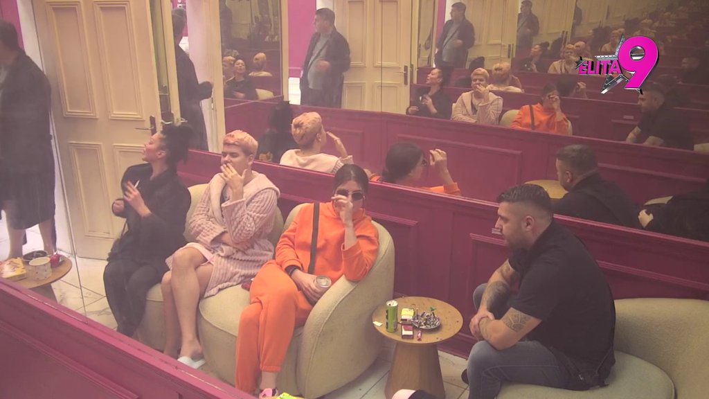 PRATI I KAD JE U PMS-u: Asmin ne odustaje od Maje, ponovo joj stavio do znanja da je želi za devojku (VIDEO)