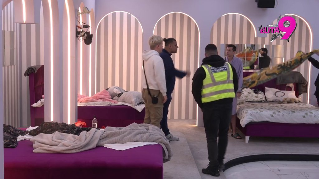 NEMOJ NJEGA DA MI DIRAŠ! Aneli dotrčala do Bore čim je čula da se svađa sa njenim SESTRIĆEM! (VIDEO)