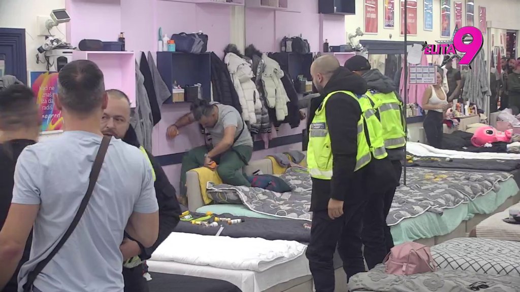 Bora Santana demolira spavaću sobu: Razvalio krevet Bebice i Teodore, pljušte nikad gnusnije psovke na sve strane! (VIDEO)