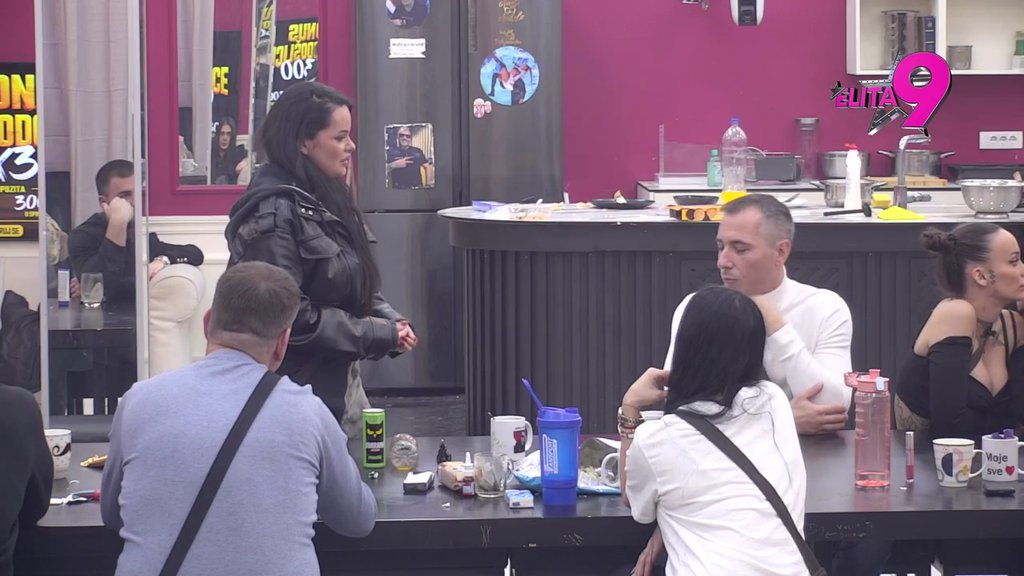 Da je baba loša, ne bi je saletali: Učesnici impresionirani Kačavendinim (50) izgledom, Ilija otkrio: Naomi Kembel je bila gošća u Beogradu, ti si jedina koja je... (VIDEO)