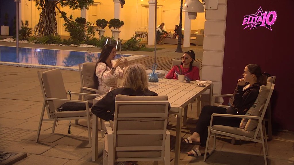 Nju je majka ostavila, vapi za ljubavlju: Poršelini puna usta Maje Marinković, ne štedi reči na njen račun (VIDEO)