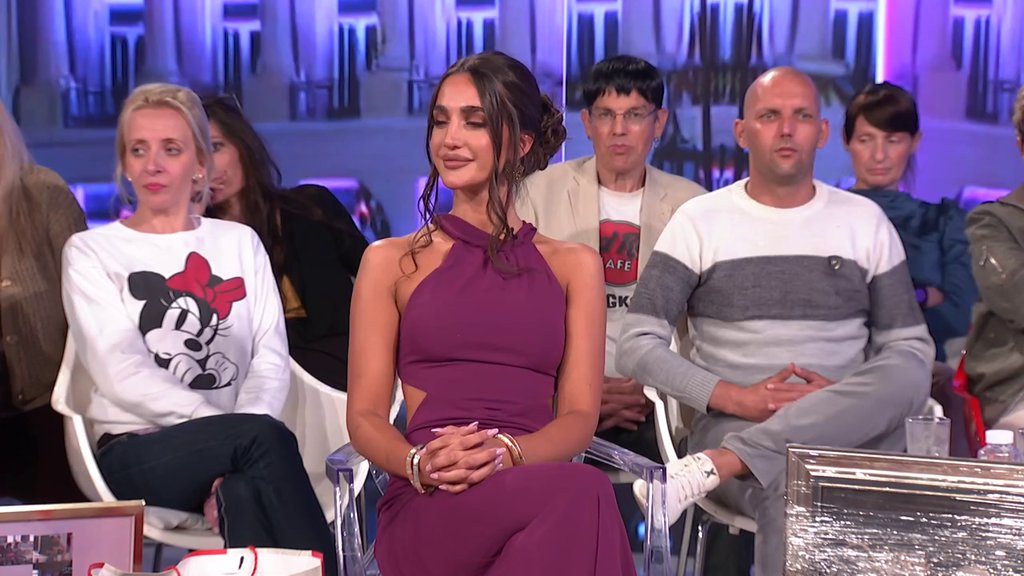 Rafalna paljba u sitne sate: Anđela na meti nikad surovijih prozivki, žestoko potkačila Karića! (VIDEO)