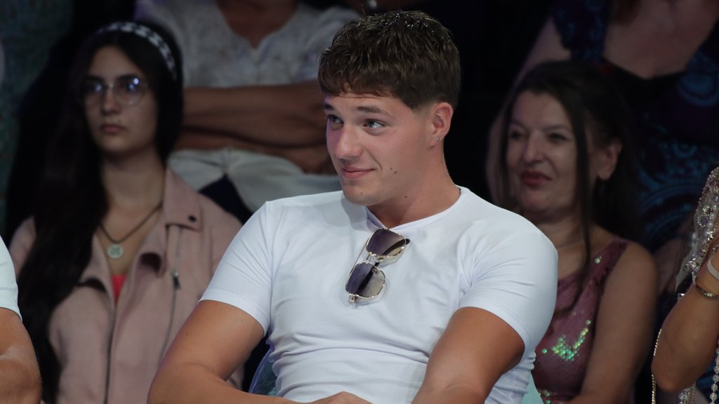 Mali Velja (19) oduvao 16 godina stariju Biljanu Čavlin! Samo četiri godine je stariji od njene ćerke, pred milionima ispričao šta mu je radila ISPOD POKRIVAČA, a sada su se oglasili njeni
