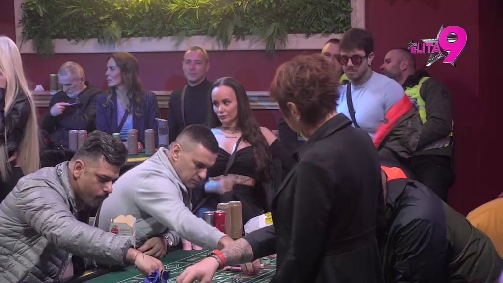 Našao novu taktiku da glumi žrtvu: Bebica želi u krevet, Teodora hladna kao led! (VIDEO)