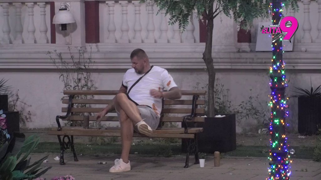 PONOVO LIBERO! Janjuš jadikuje nad svojom majicom unakaženom od makarona, Luka ga njuška i nabraja: Tikvice i pečurke su ti na rukavu (VIDEO)