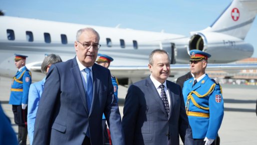 ISTORIJSKA POSETA NAKON 18 GODINA: Predsednik Švajcarske Gi Parmelan doputovao u Beograd, na aerodromu ga dočekao Dačić! (FOTO)