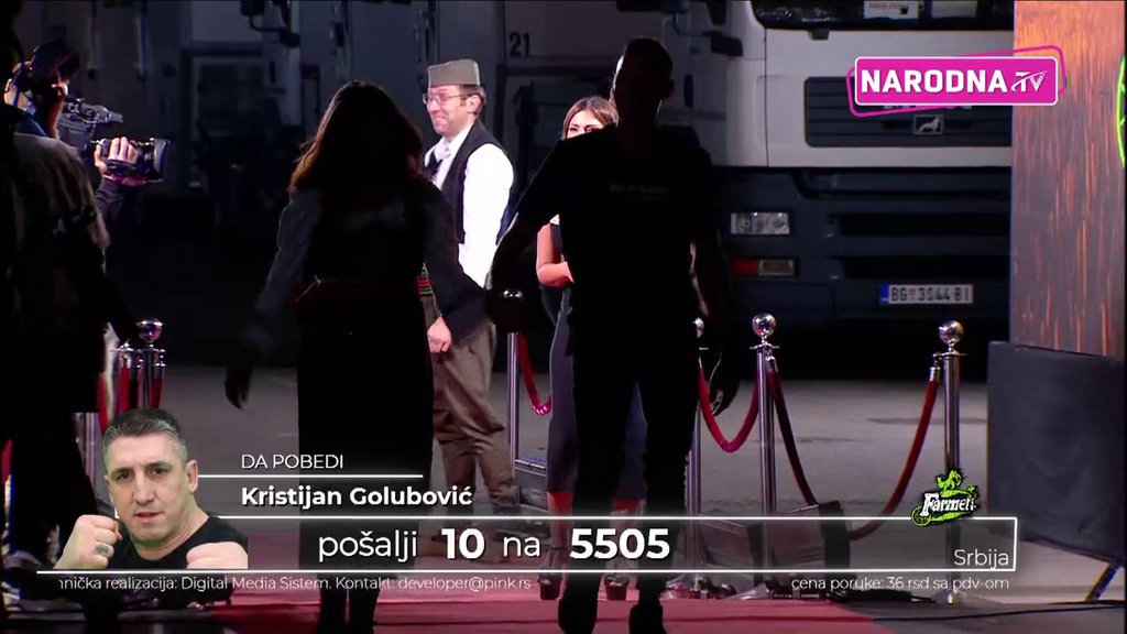 ŠOK NAD ŠOKOVIMA! Boža Džons celom svetu predstavio NOVU DEVOJKU: Upoznajte Viktoriju, njegovu simpatiju sa pijace (VIDEO)