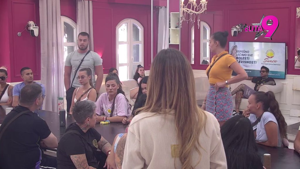 SLOMILA SE NA HILJADU DELOVA: Mina očajna zbog Viktora, on je ponovo udaljio od sebe, pa joj Mića uputio PRERKOR: LAGALA SI GA...  (VIDEO)