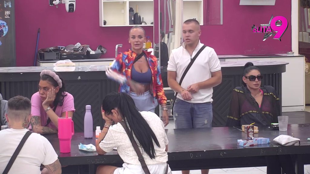 Rekla si da ti je Viktor sladak i da bi ga smotala: Bebica detaljno izanalitirao Anelin odlazak u hotel, pa Teodora totalno razotkrila Sofiju! (VIDEO)