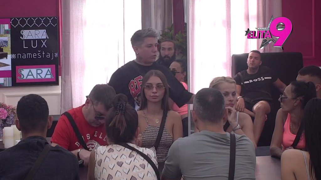 Radili su na njegovom želudcu da ne bi povraćao: Ivan aktivirao vređalicu i ponizio Bebicu, tvrdi da će ove godine lakše podnositi Teodorin flert! (VIDEO)