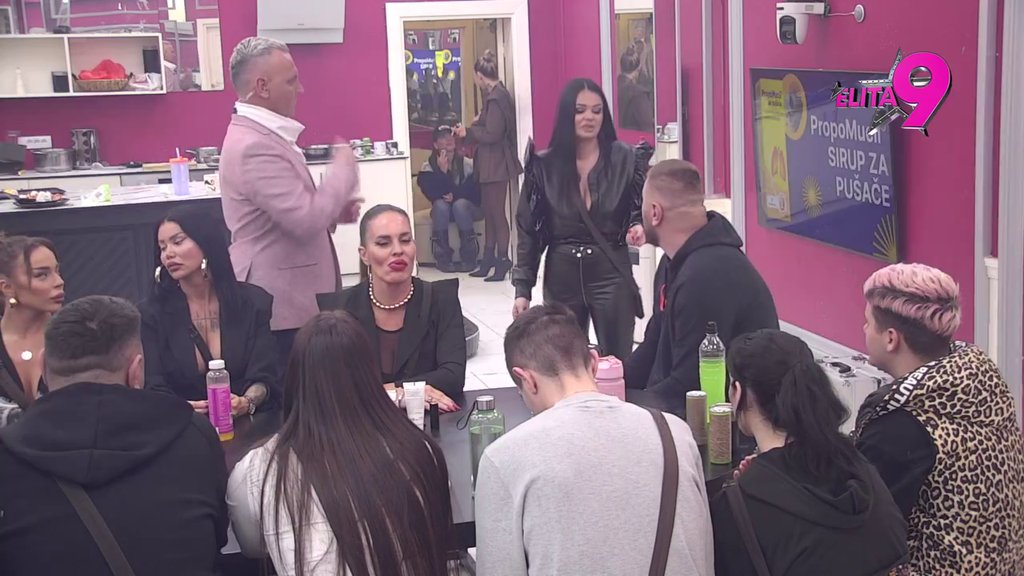 Jovana pevačica bila gola u krevetu Bore Santane?! NOVE ŠOK INFORMACIJE! Trese se Bela kuća od njene svađe sa Janjušem: Blam me je da pričam... (VIDEO)