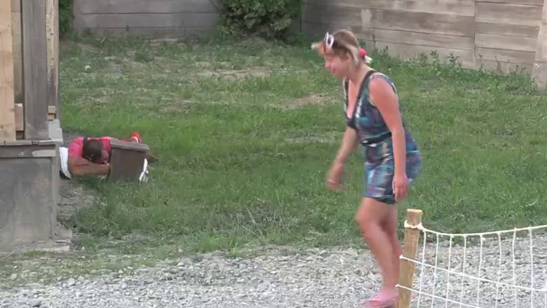 Boža Džons doživljava NERVNI SLOM: Vala se po travi, udara u zid i doziva Elenu! Barbi UMIRE OD SMEHA (VIDEO)