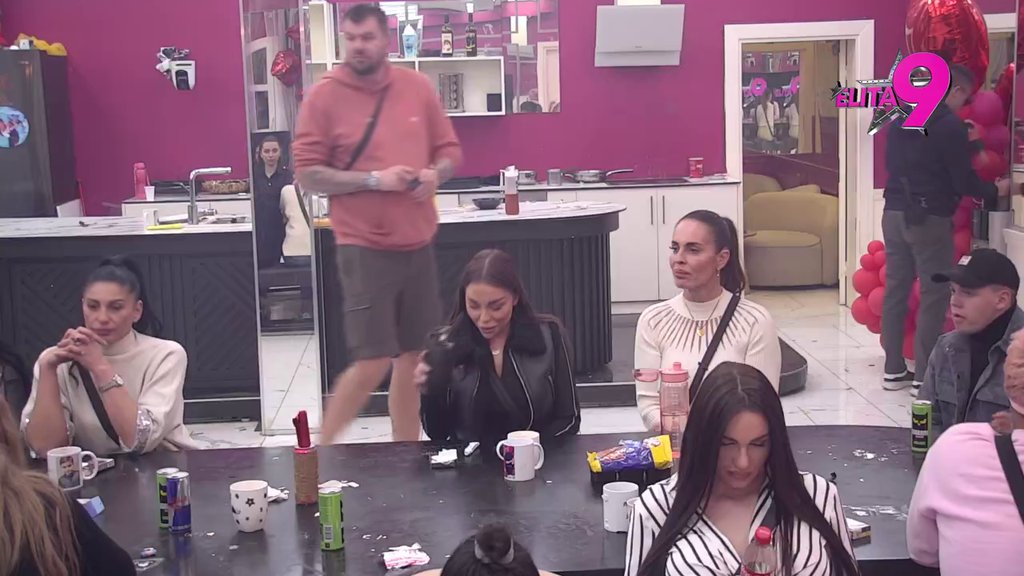 Ne mogu jedno bez drugog: Janjuš i Kačavenda kao Tom i Džeri svaki dan idu od ljubavi do mržnje, ona rešila da ga zaprosi (VIDEO)