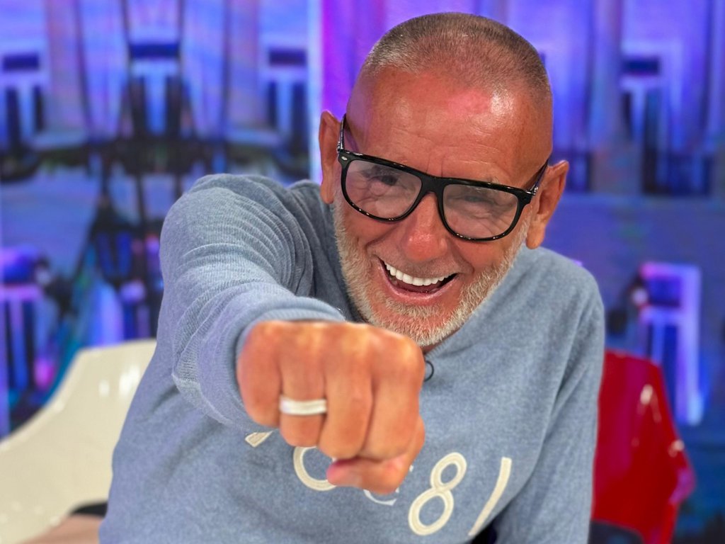 NJIH DVOJE SU PRIČA ZA TELEVIZIJU I KRAJ! Lepi Mića ne veruje u ljubav Anđele i Gastoza ni posle njegovog upoznavanja sa njenima: Sve zarad medija! (FOTO)