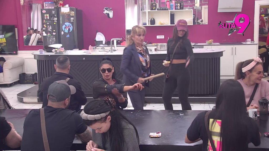 Jakšićka udarila KONTRU! Boginja se uživela u ulogu vođe, pokušala svojoj suparnici da uvali ČIŠĆENJE KUHINJE, ona joj pokazala zube! (VIDEO)