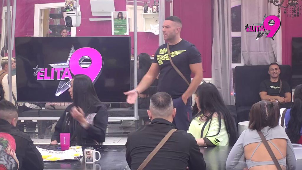 Bio pozvan pa nije došao! Anita i dalje ne prelazi preko Anđelovog odsustva sa njene slave, gleda na sve načine da ga podbode: Bilo mu je bitnije... (VIDEO)