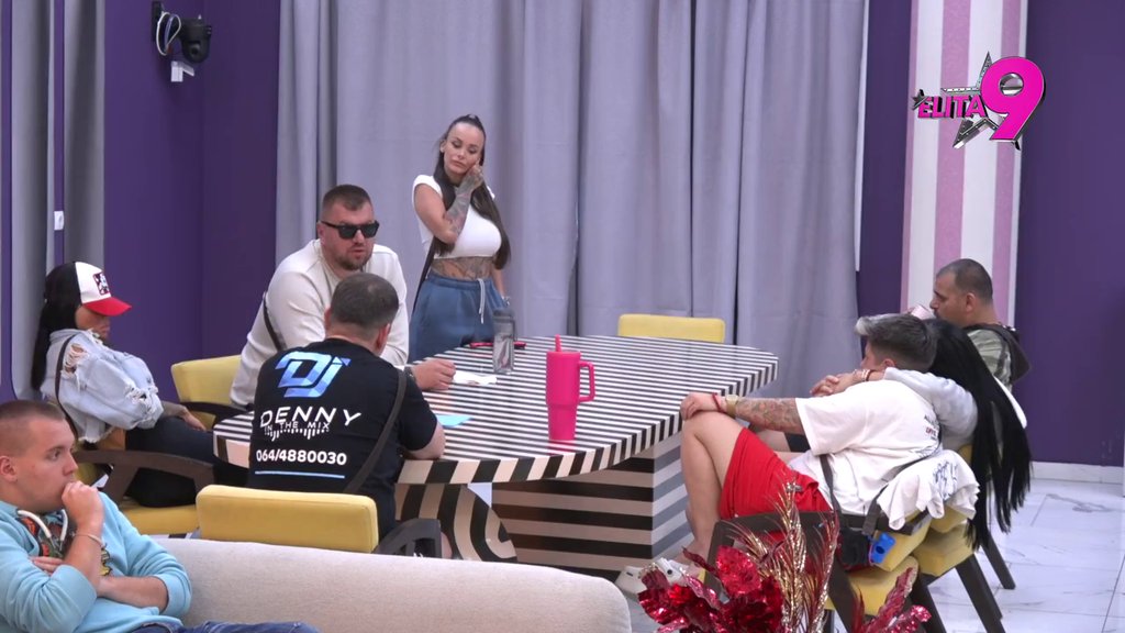 Ništa se promeni nije, družio se sa Slobom i ženu mu u toaletu... Janjušu prekipelo kao nikad! Rafalnom paljbom unakazio Filipa Đukića, ovako nikad do sad nije pljuvao po njemu! (VIDEO)