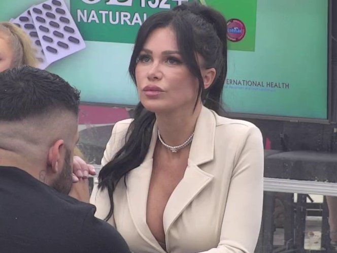 Šokirala se kada ga je videla iz aviona, ali kad je dao karticu... Maja zbog Stanijinog pominjanja njene majke GRCALA U SUZAMA, pa je demolirala: Klimakterična baba, otkucava biološki sat! (VIDEO)