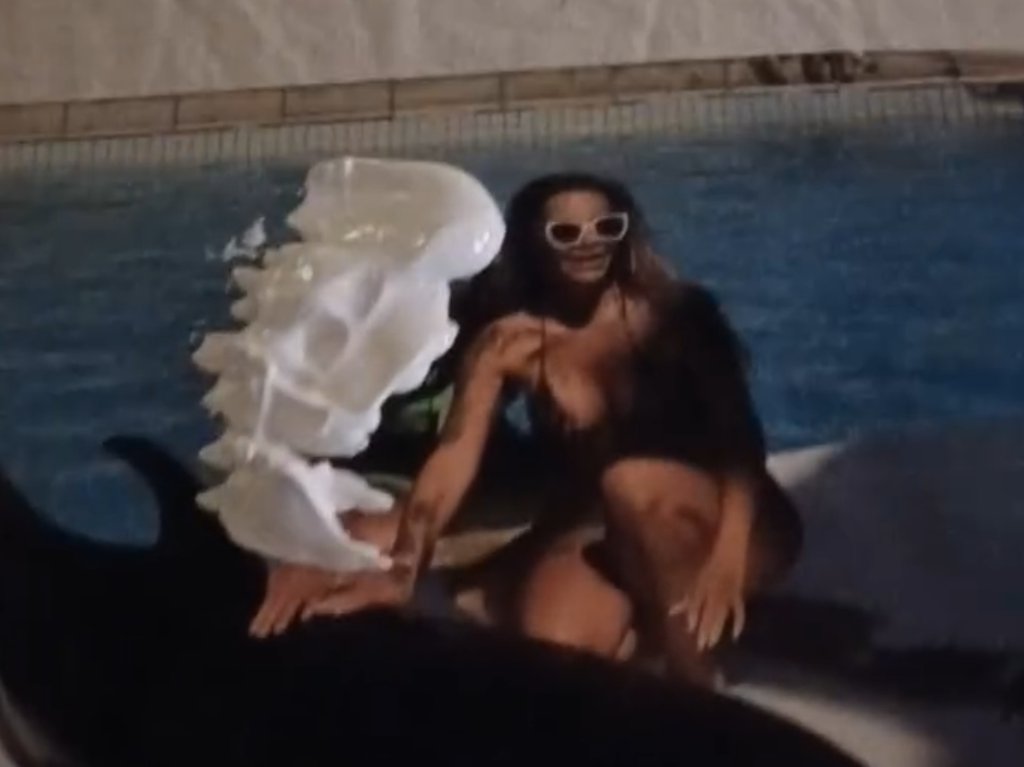 DA IMAM PUMPU ZALILA BIH GA NAFTOM! Grofica priznala šta je radila s Lukinim slikama, pa mu udarila na majku Biljanu: Umesto što pali sveće bolje da spali stidne dlake!